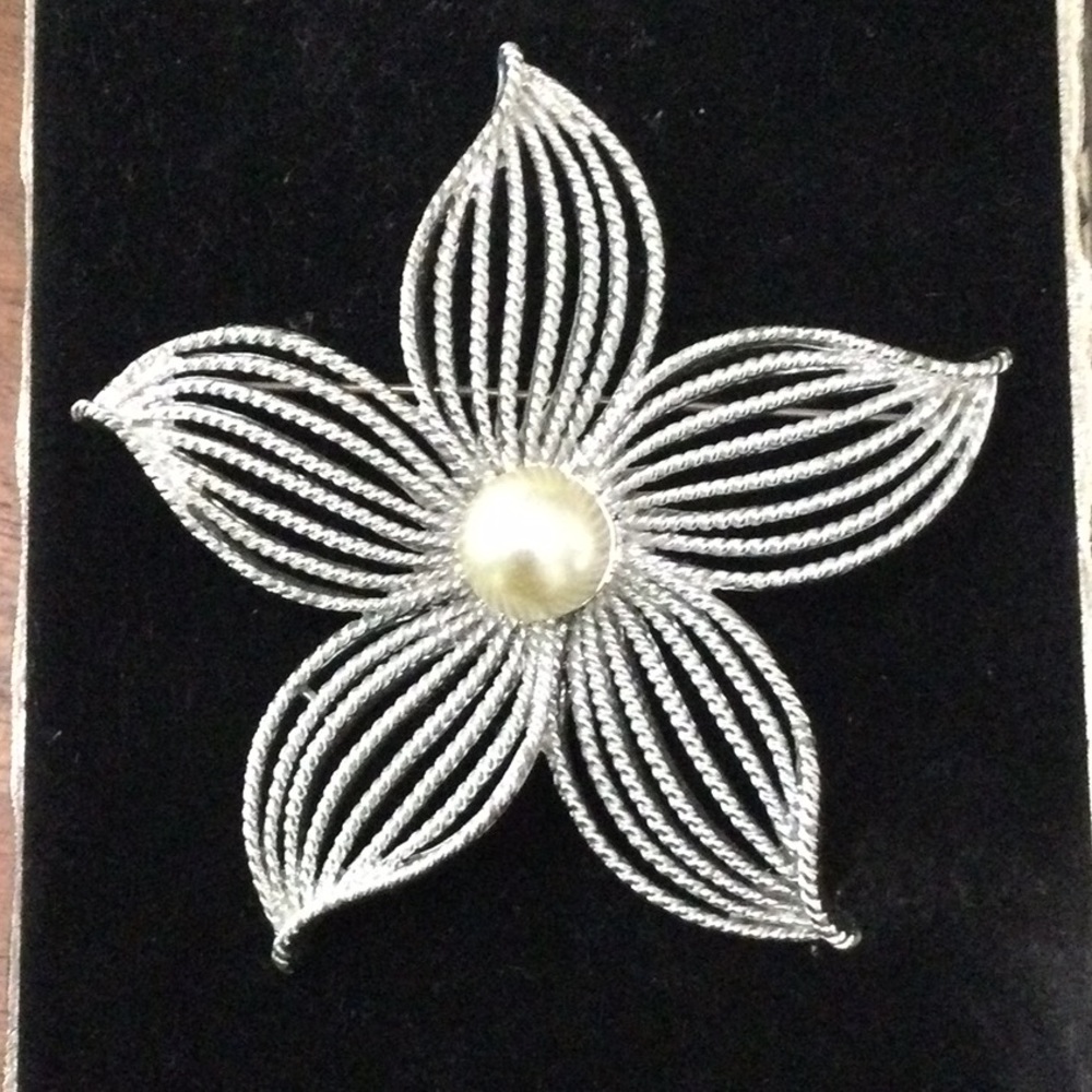 Beautiful Vintage Brooch. Silver Metal with Pearl-like Stone